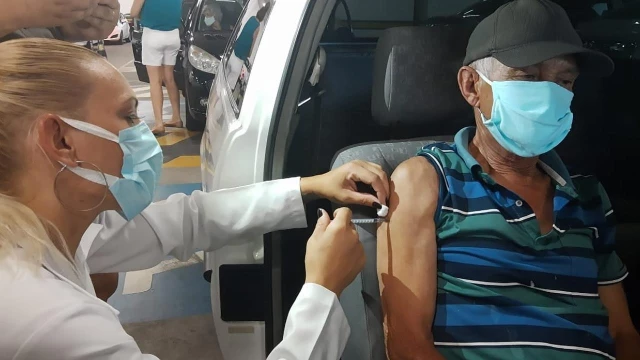 Taubaté vacina idosos de 78 e 79 anos com a 3ª dose nesta terça-feira