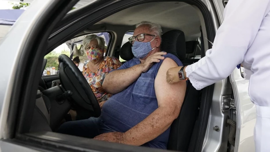 Dose adicional chega ao público de 76 anos em Taubaté Dose adicional chega ao público de 76 anos em Taubaté