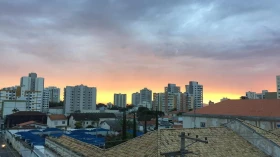 Sol aparece entre muitas nuvens no Vale do Paraíba