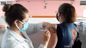 Vacina: Taubaté começa a aplicar 3ª dose em público de 60 anos ou mais