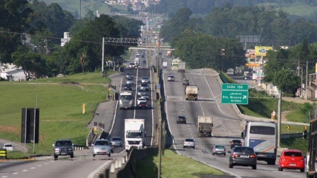 Feriado deve ter fluxo com mais de 900 mil veículos na Via Dutra