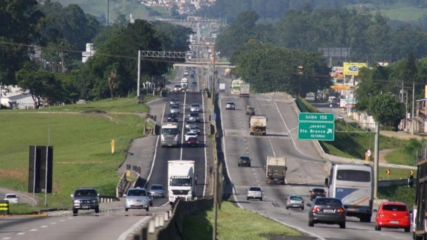 Feriado deve ter fluxo com mais de 900 mil veículos na Via Dutra