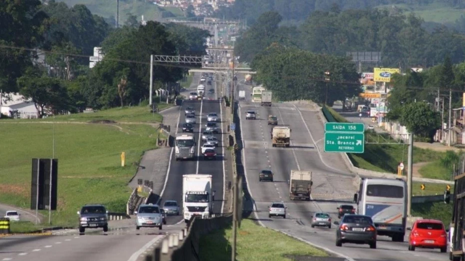 Feriado deve ter fluxo com mais de 900 mil veículos na Via Dutra Feriado deve ter fluxo com mais de 900 mil veículos na Via Dutra