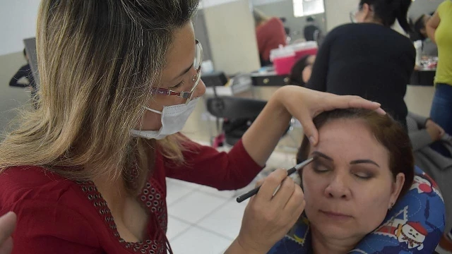 Escola do Trabalho abre vagas para curso de maquiagem em Taubaté