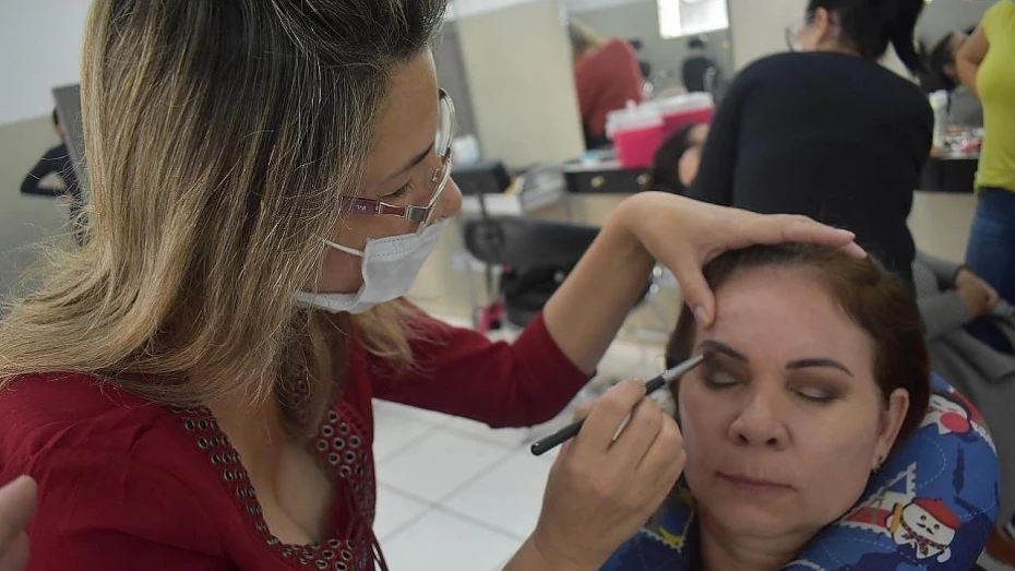 Escola do Trabalho abre vagas para curso de maquiagem em Taubaté