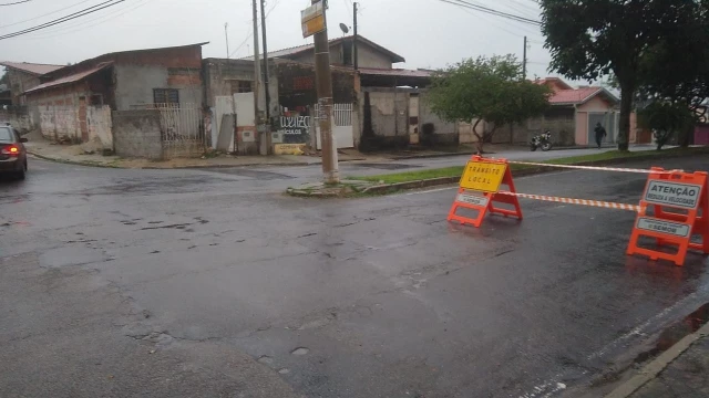 Trecho da Av. Cinderela é interditado após rompimento no asfalto