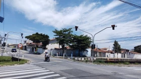 Semáforo é instalado no cruzamento da Av. Timbó com a Rua Blumenau