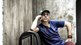 Sesc Taubaté retoma espetáculos presenciais com show de Zeca Baleiro