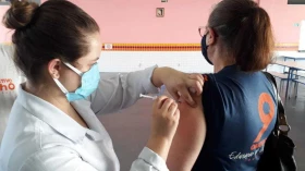 Taubaté acompanha estado e reduz intervalo para dose de reforço