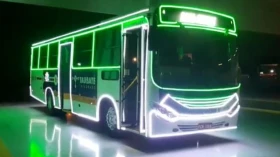 Ônibus com decoração natalina já circula em Taubaté