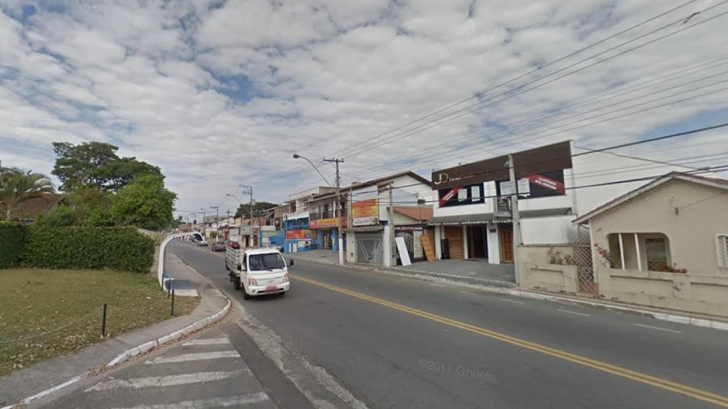 Obra da Sabesp interdita Av. Francisco Barreto Leme, em Taubaté