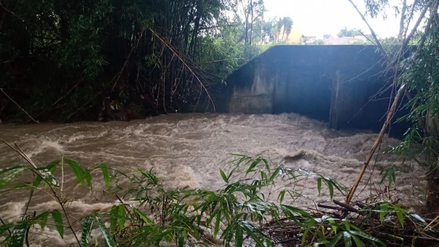 Chuva causa alagamentos em bairros de Taubaté
