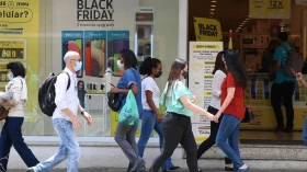 Confiança do consumidor sobe em dezembro, segundo FGV