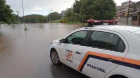 Chuva de curta duração causa alagamentos em Taubaté