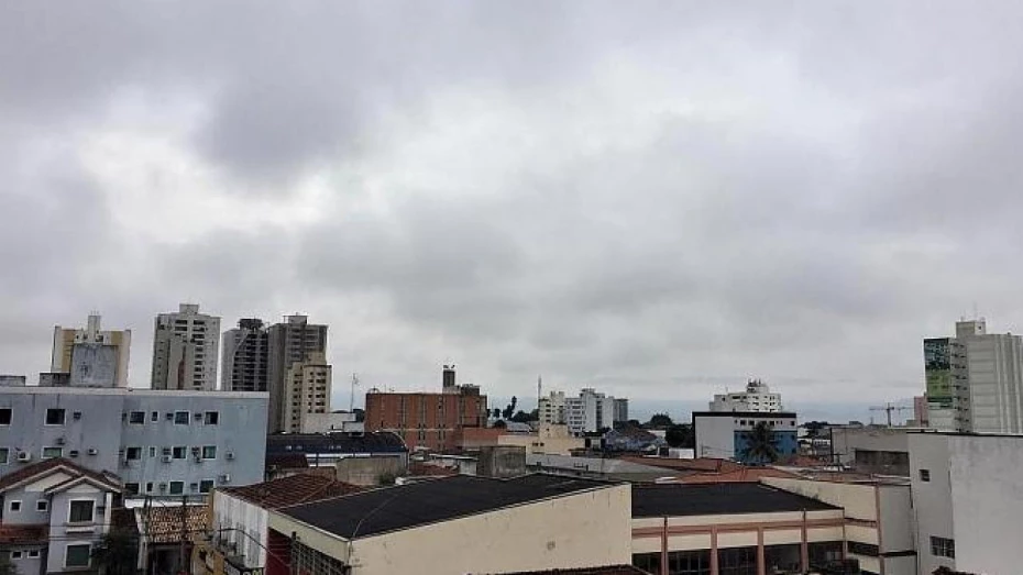 Vale do Paraíba segue com céu nublado e chance de chuva
