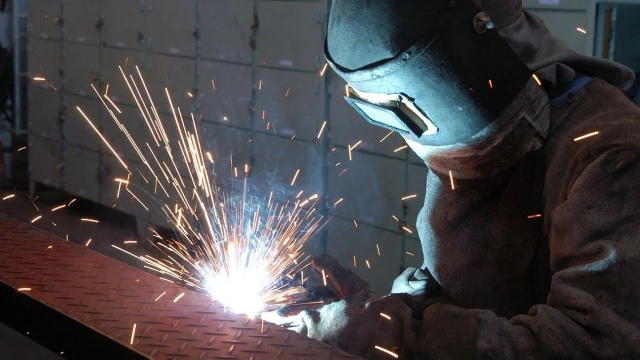 Indústrias crescem 2,9% em dezembro e fecham ano com alta de 3,9%