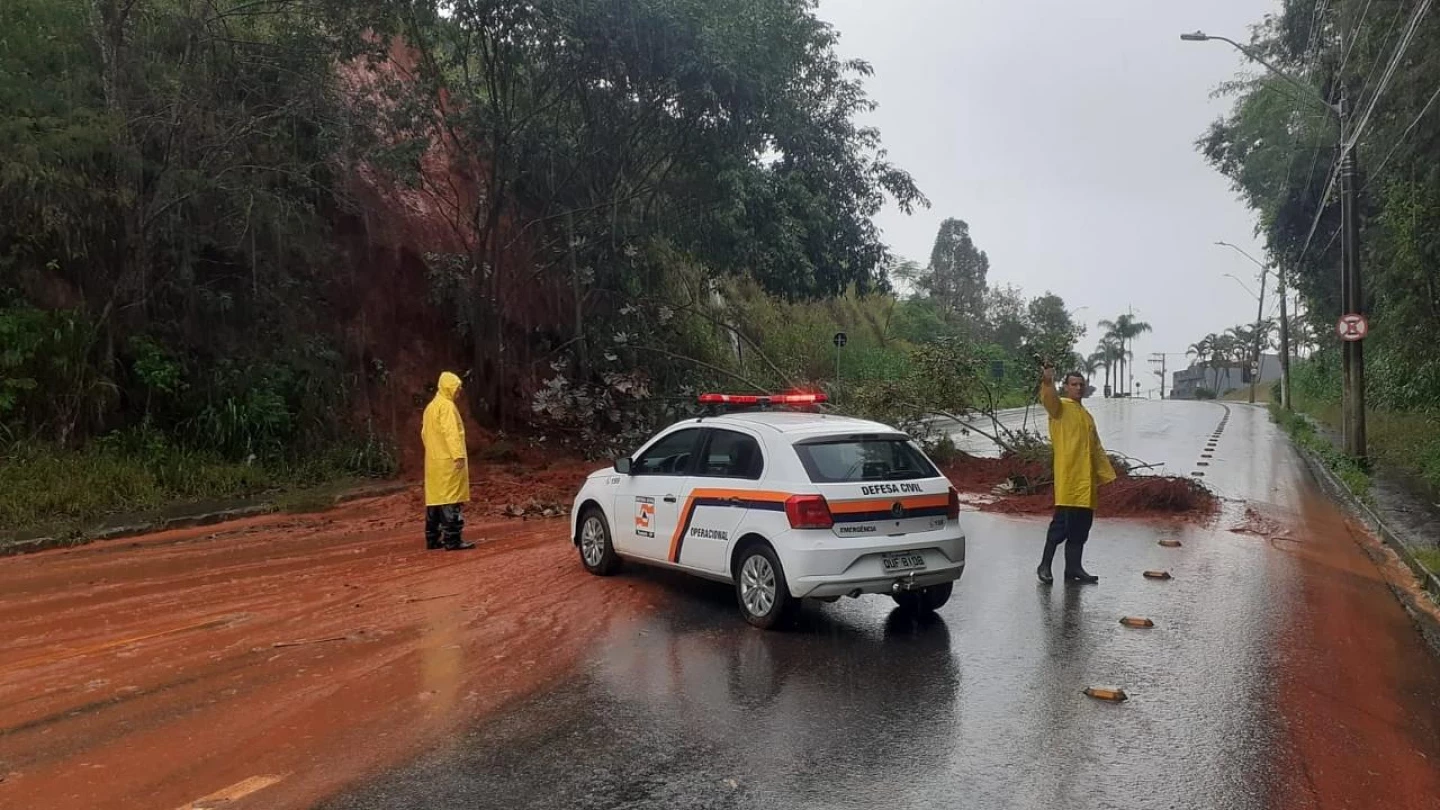 Taubaté registra alagamentos e desbarrancamentos em dia chuvoso