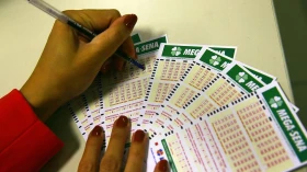 Mega-Sena acumula e deve pagar R$ 57 milhões dia 2
