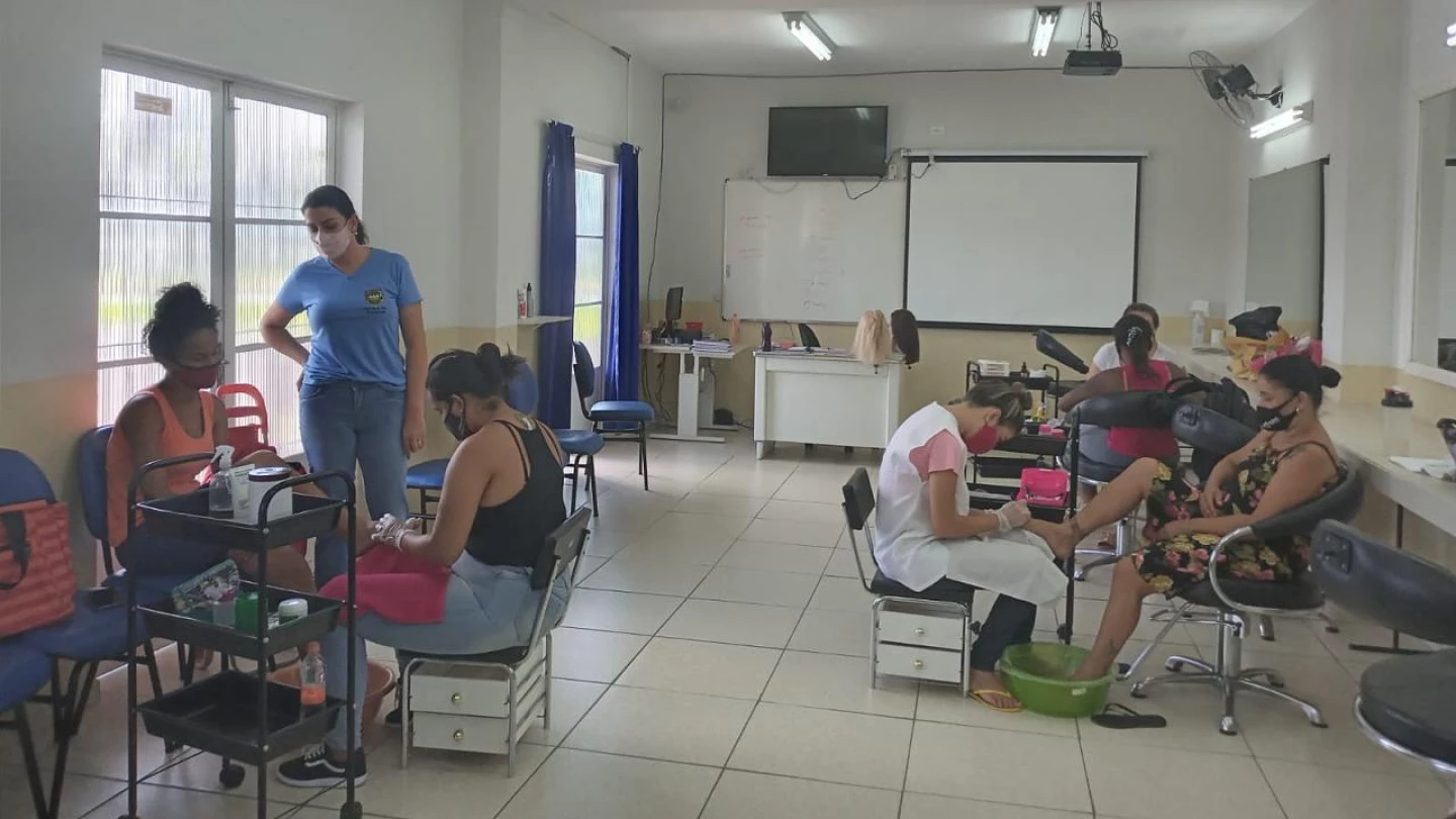 Escola do Trabalho de Taubaté tem vagas em curso de manicure e unhas artísticas