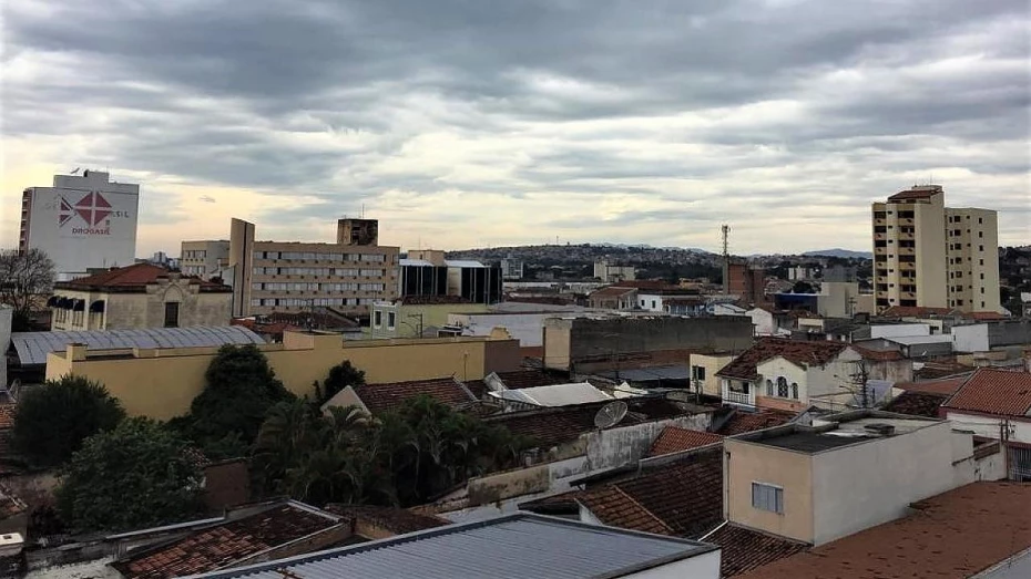 Sol aparece entre muitas nuvens neste começo de semana na RMVale