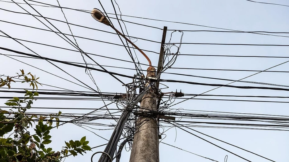 Câmara de Taubaté aprova projeto para redução de fios em postes Câmara de Taubaté aprova projeto para redução de fios em postes