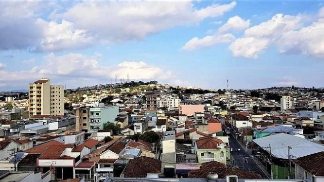 Sol aparece entre muitas nuvens em grande parte do Vale do Paraíba