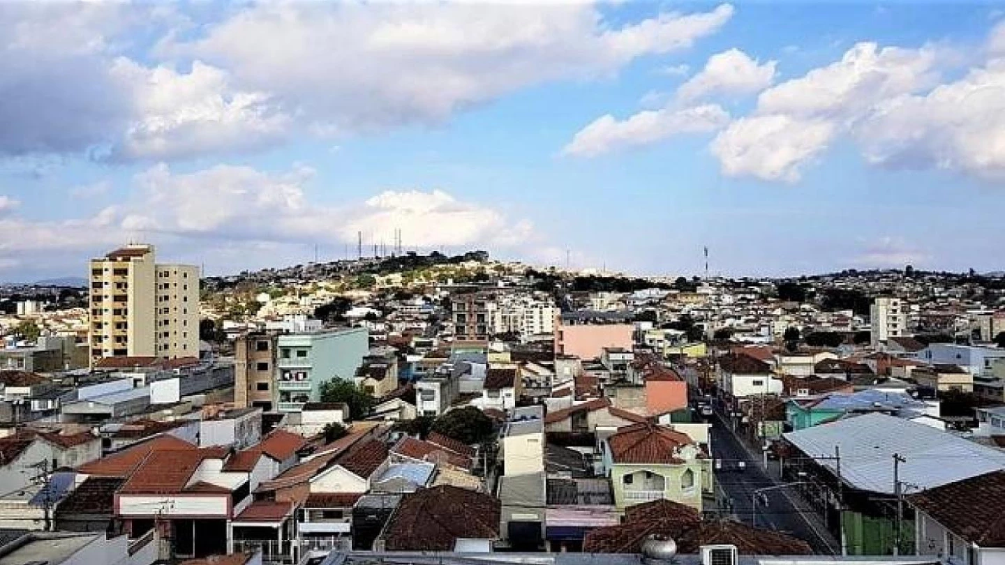 Sol aparece entre muitas nuvens em grande parte do Vale do Paraíba