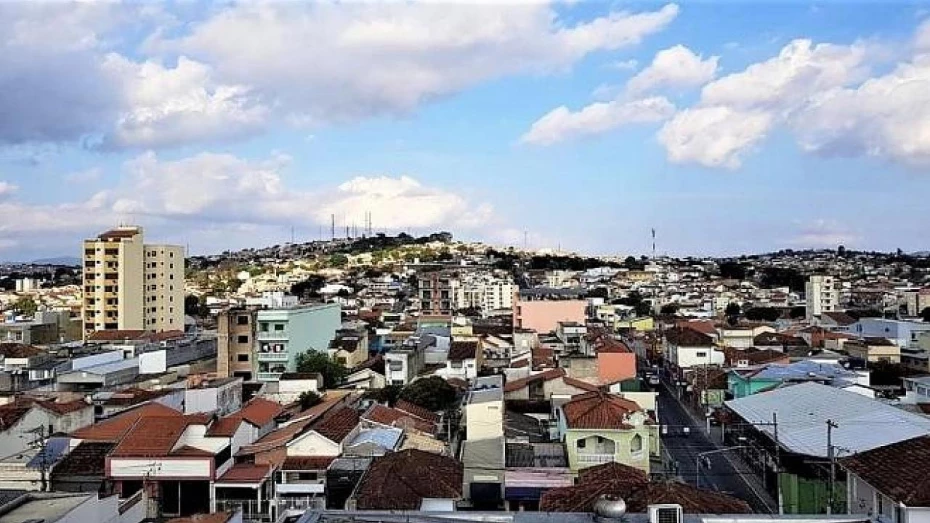 Sol aparece entre muitas nuvens em grande parte do Vale do Paraíba