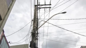 Lei em Taubaté obriga concessionária a retirar fios sem utilidade dos postes