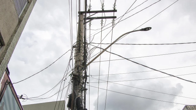 Lei em Taubaté obriga concessionária a retirar fios sem utilidade dos postes