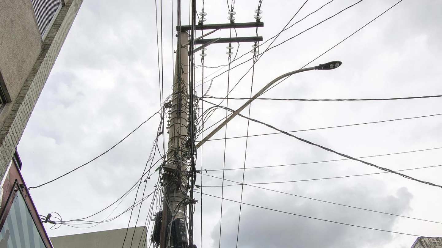 Lei em Taubaté obriga concessionária a retirar fios sem utilidade dos postes