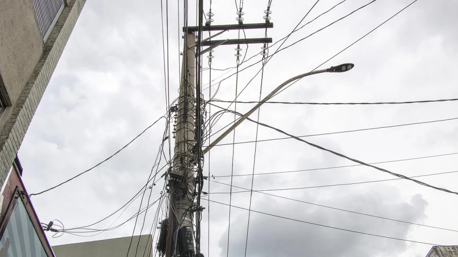 Lei em Taubaté obriga concessionária a retirar fios sem utilidade dos postes Lei em Taubaté obriga concessionária a retirar fios sem utilidade dos postes
