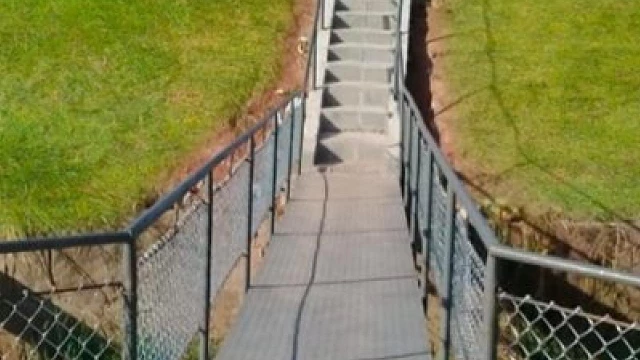 Passarela é instalada sobre córrego no bairro Jardim Santa Tereza