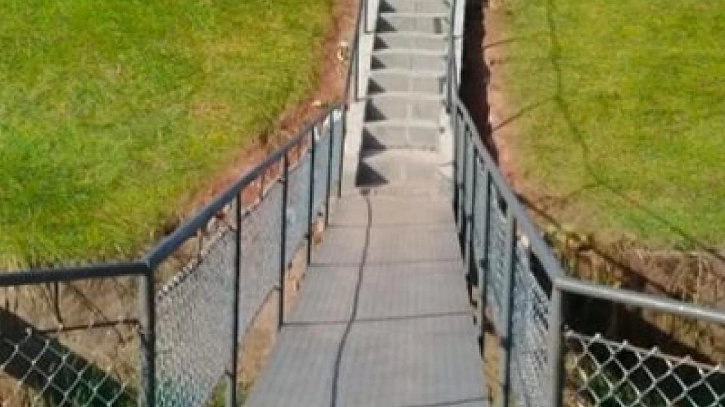 Passarela é instalada sobre córrego no bairro Jardim Santa Tereza
