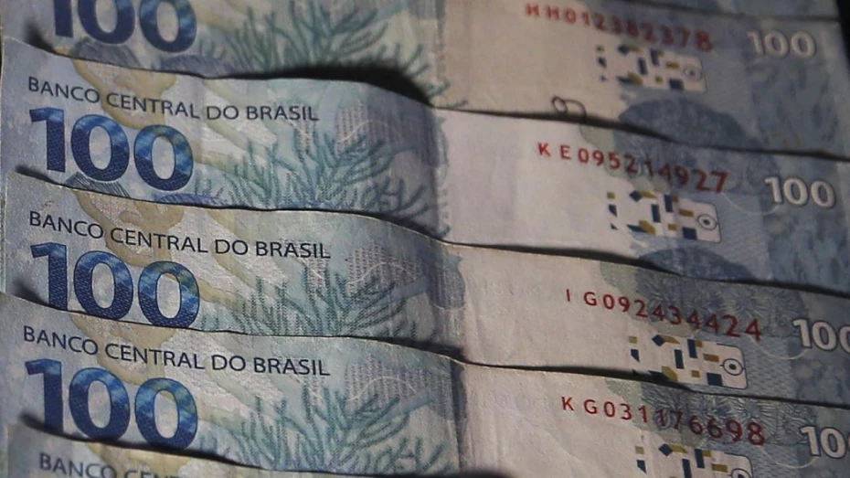 Trabalhadores nascidos em junho podem sacar até R$ 1 mil no FGTS Trabalhadores nascidos em junho podem sacar até R$ 1 mil no FGTS