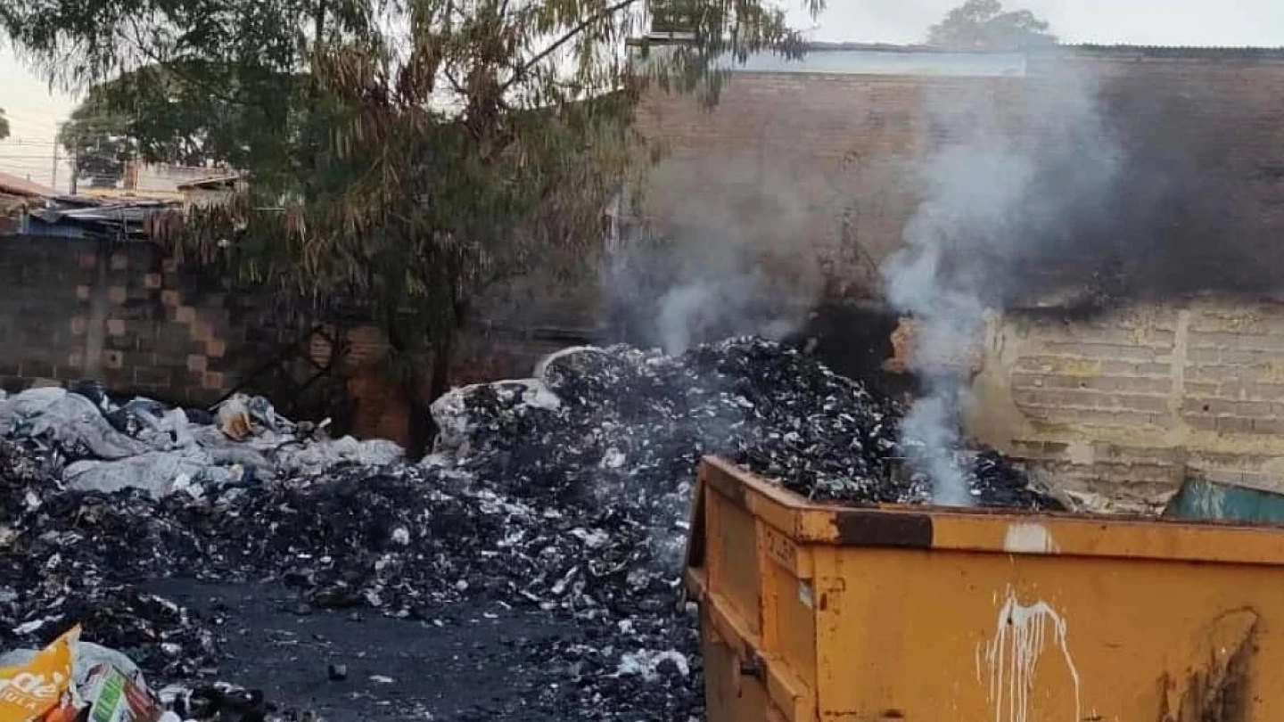 Depósito de recicláveis é destruído por incêndio em Taubaté