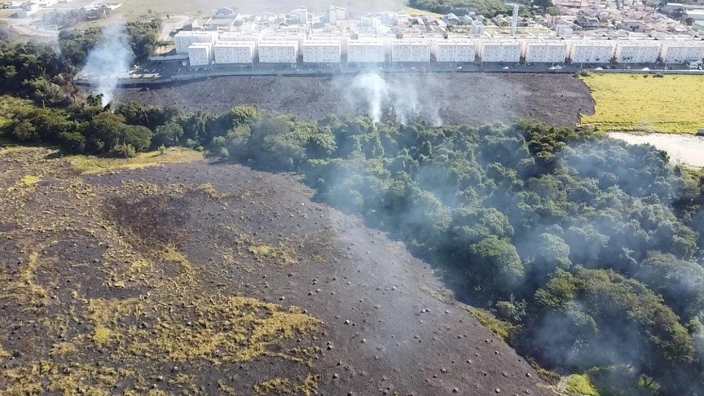Fogo de grandes proporções assusta moradores no Bonfim, em Taubaté