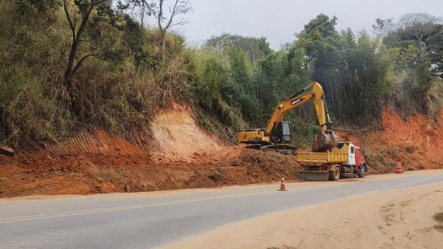 Acostamento em estrada da zona rural de Taubaté é ampliada 
