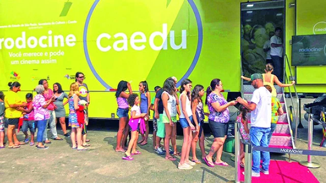 Cinema itinerante é atração em Taubaté