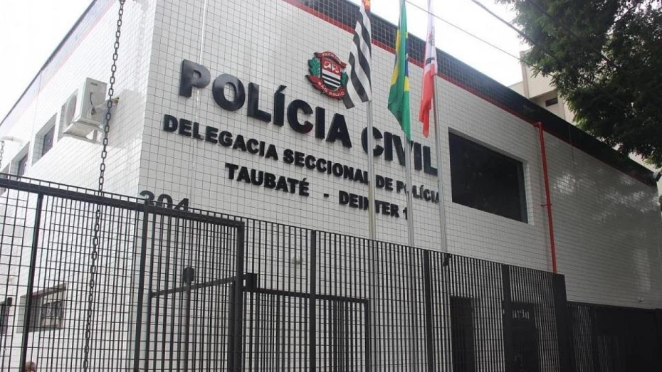 Homem é preso por tráfico de drogas e agride policial em Taubaté Homem é preso por tráfico de drogas e agride policial em Taubaté