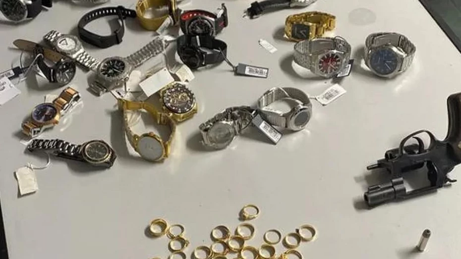 Polícia prende suspeitos de roubo a joalheira em Taubaté Polícia prende suspeitos de roubo a joalheira em Taubaté