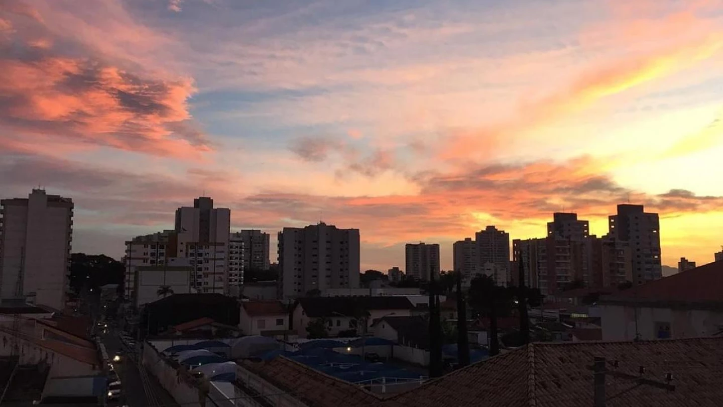 Sol volta a predominar entre nuvens no Vale do Paraíba