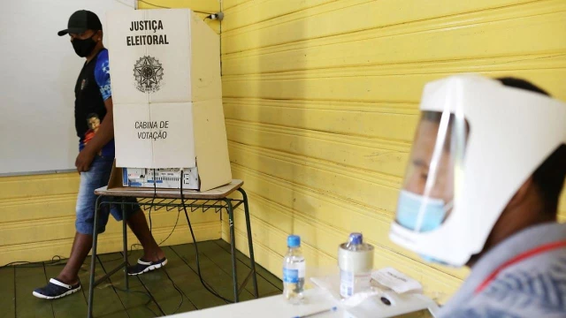 TSE volta a proibir celular, mesmo desligado, na cabine de votação