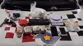 Homem e adolescentes são apreendidos com carro furtado em Taubaté