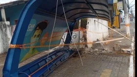 Carro bate em ponto de ônibus e derruba muro de casa em Taubaté
