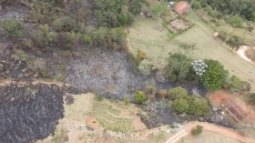 Área de 130 campos de futebol é atingida por incêndio em Taubaté