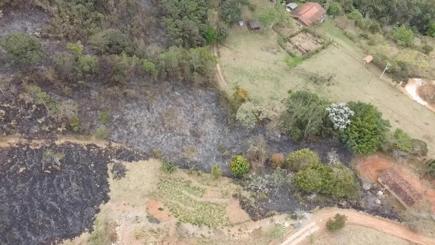 Área de 130 campos de futebol é atingida por incêndio em Taubaté