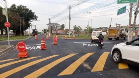 Rotatória próxima da Via Dutra é diminuída em Taubaté