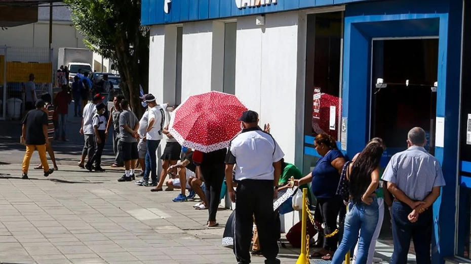Caixa suspende oferta de consignado do Auxílio Brasil até dia 14 Caixa suspende oferta de consignado do Auxílio Brasil até dia 14
