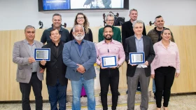 Médicos e músico recebem diplomas de cidadania na Câmara de Taubaté